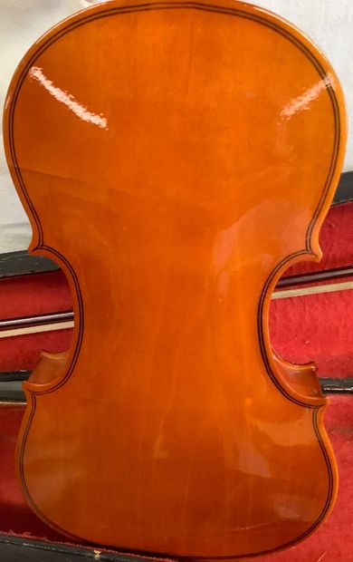 Violon d’étude avec un archet dans une étui...
