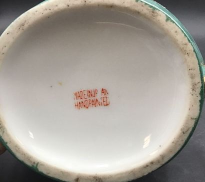 5 théières asiatiques en porcelaine majoritairement...