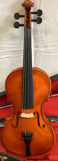 Violon d’étude avec un archet dans une étui...
