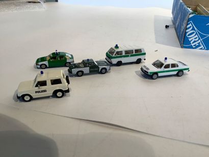43 vehicules de la police allemande avec...