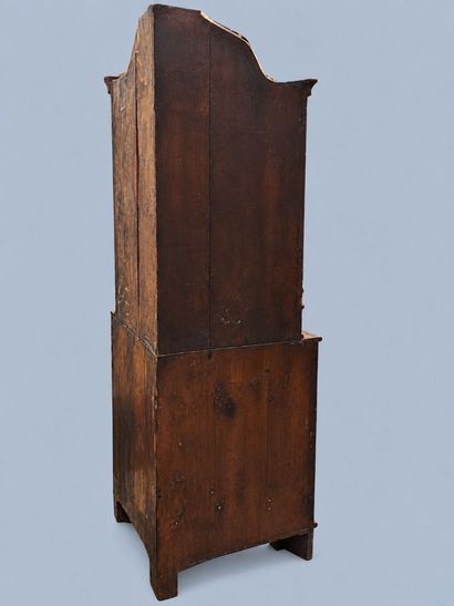Encoignure en bois et placage de teinte brune,...