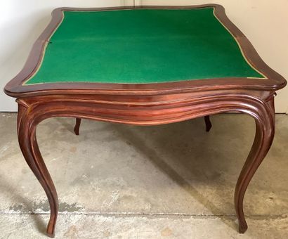 Table de jeux, pieds galbés.
La feutrine...