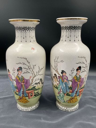 3 vases Chine à décor de geisha, hauteur...