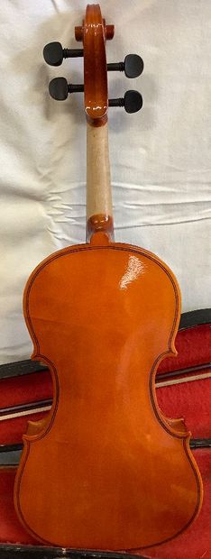 Violon d’étude avec un archet dans une étui...