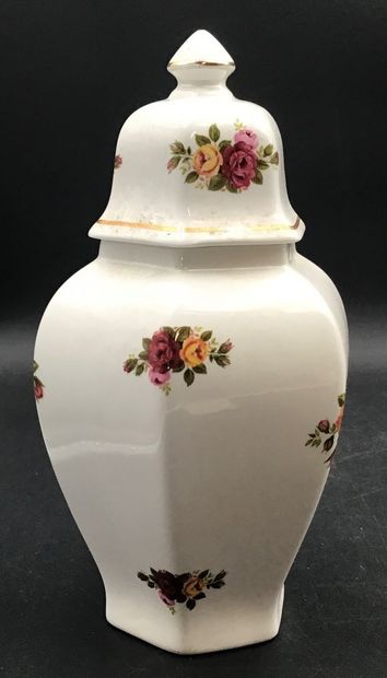 Lot de divers sujets en céramique, porcelaine...