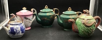 5 théières asiatiques en porcelaine majoritairement...