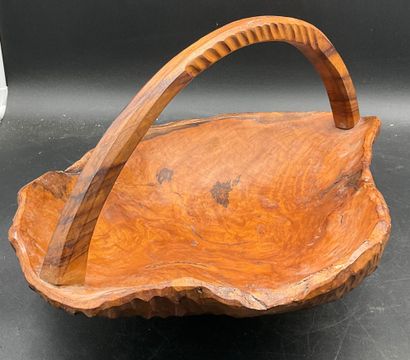 Corbeille à anse en bois d’olivier taillé,...