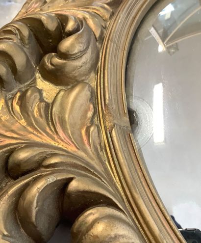 Miroir rond bombé, cadre en plâtre doré.
Traces...