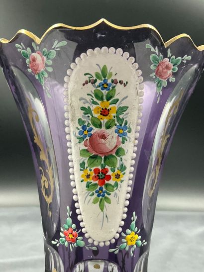 Vase cornet sur piedouche en verre couleur...