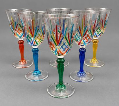Suite de 6 verres à pieds en verre à décor...