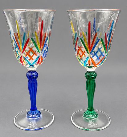 Suite de 6 verres à pieds en verre à décor...