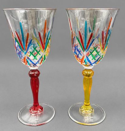 Suite de 6 verres à pieds en verre à décor...