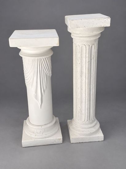 2 colonnes en plâtre, en état d’usage. Hauteurs...