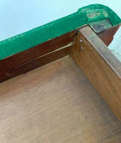 Table de jeux, pieds galbés.
La feutrine...