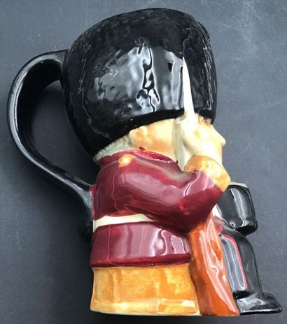 Cruche “ Toby Jug” représentant un garde...