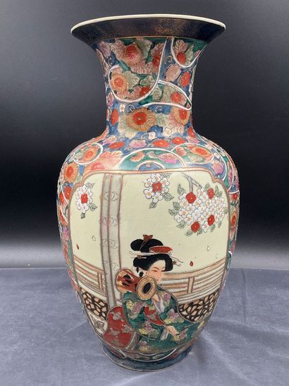 3 vases Chine à décor de geisha, hauteur...