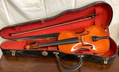 Violon d’étude avec un archet dans une étui...