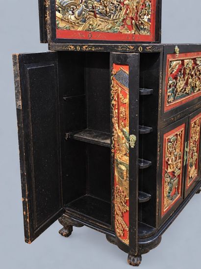 Meuble-bar ou cabinet asiatique en bois laqué...
