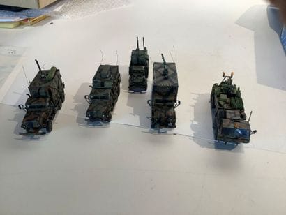 7 camions militaires camouflés.