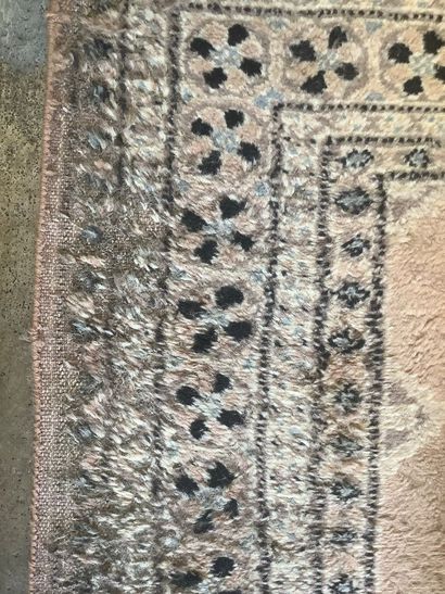 Tapis en laine fait main du Pakistan.
Dimensions...