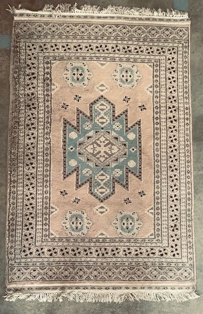 Tapis en laine fait main du Pakistan.
Dimensions...