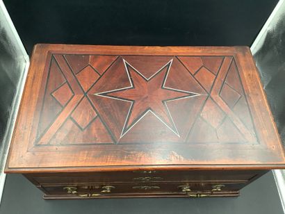 Coffre de voyage typique XIXe, en bois, destiné...