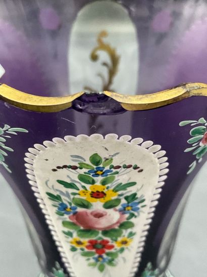 Vase cornet sur piedouche en verre couleur...