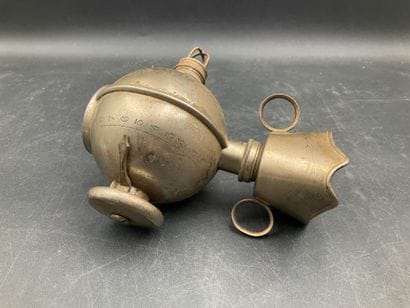 Ancien masque d’anesthésie médicale à l’éther...