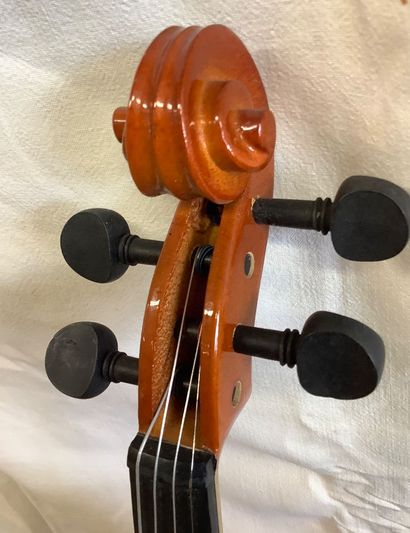 Violon d’étude avec un archet dans une étui...