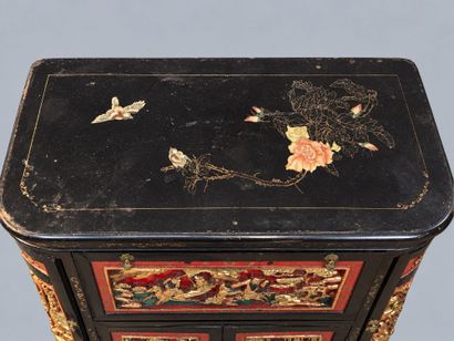 Meuble-bar ou cabinet asiatique en bois laqué...