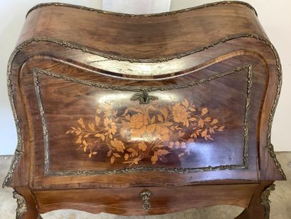 Bureau dit «de Dame» en marqueterie style...