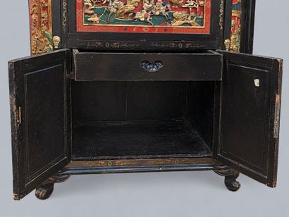 Meuble-bar ou cabinet asiatique en bois laqué...