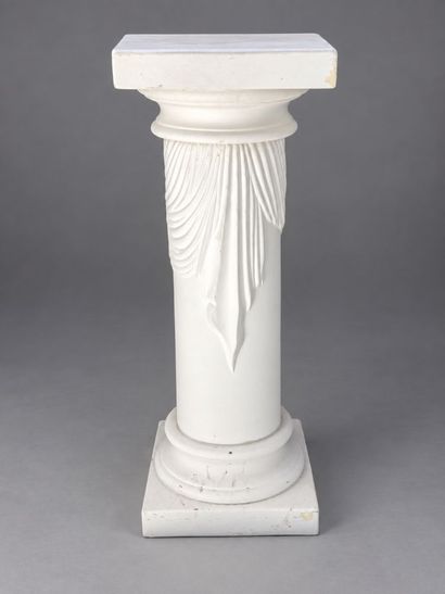 2 colonnes en plâtre, en état d’usage. Hauteurs...