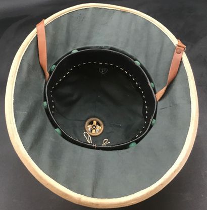 2 casques coloniaux français l’un de la gendarmerie...