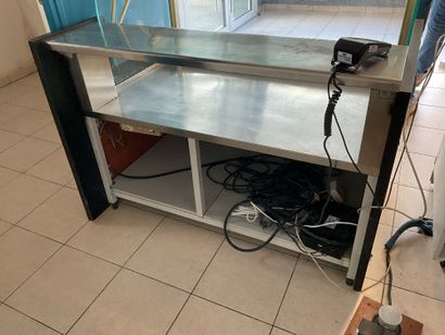 2 meubles vitrines et comptoir, en l'état....