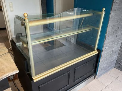 2 meubles vitrines et comptoir, en l'état....