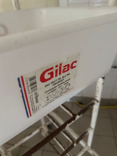 Échelle à bacs avec 4 bacs plastique.
Vente...