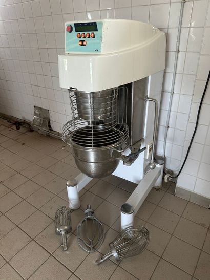 Batteur professionnel et accessoires, fonctionnel.
Vente...