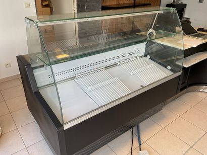2 meubles vitrines et comptoir, en l'état....