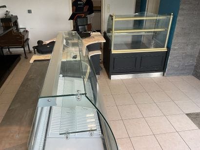 2 meubles vitrines et comptoir, en l'état....