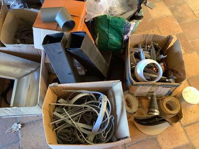 Lot de crochets pour gouttière,coudes,raccords...