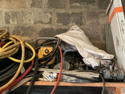 Pièces détachées et machines en panne.