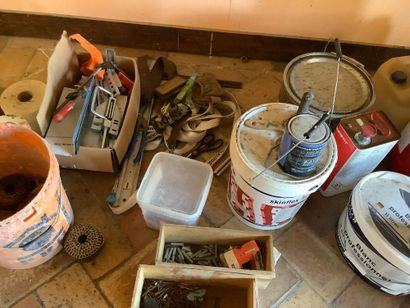 Lot divers dont décapant,clous,serre-joint,peinture...