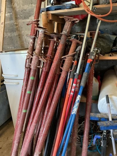 12 étais et 8 perches, en l'état.