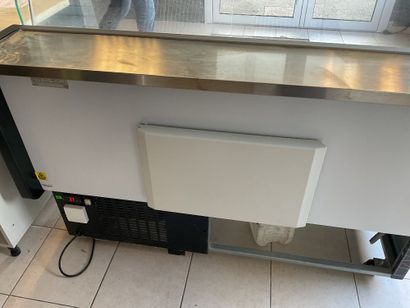 2 meubles vitrines et comptoir, en l'état....