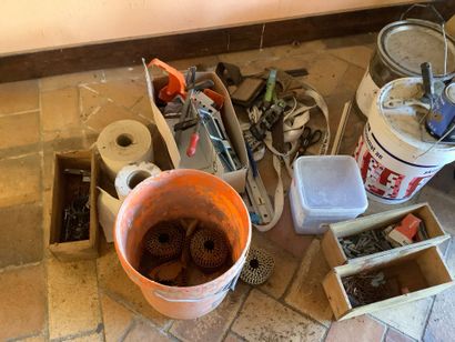 Lot divers dont décapant,clous,serre-joint,peinture...