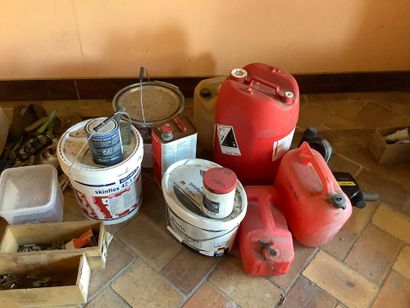 Lot divers dont décapant,clous,serre-joint,peinture...