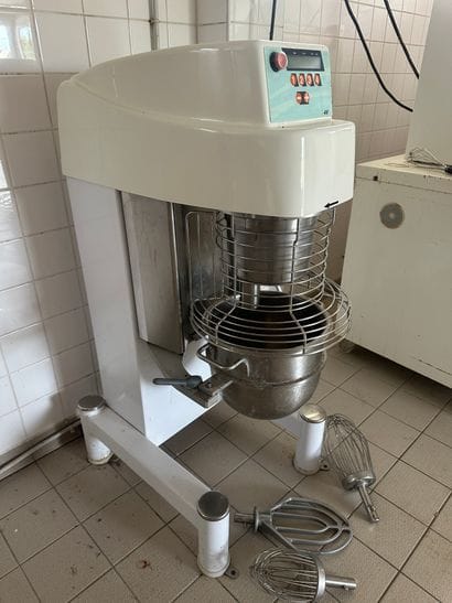 Batteur professionnel et accessoires, fonctionnel.
Vente...