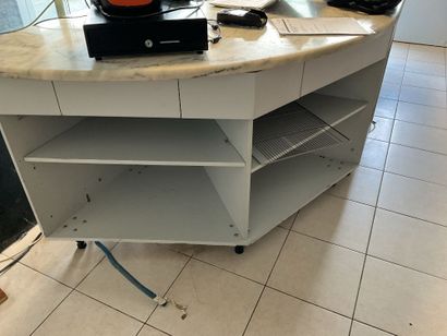 2 meubles vitrines et comptoir, en l'état....