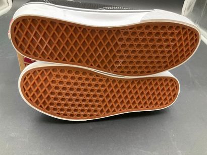 VANS,modèle OLD SKOOL, pointure 40, paire...